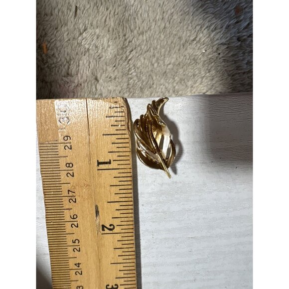 Vintage Gold Tone Leaf Clip-On Earrings Elegant Cut Out Design - Picture 8 of 9